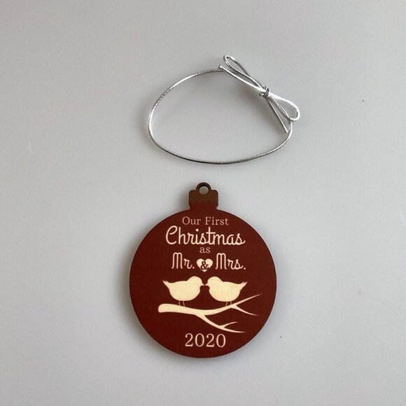 OUR FIRST CHRISTMAS MR AND MRS 2020 KISSING BIRDS WOOD RED - Picture 4 of 7